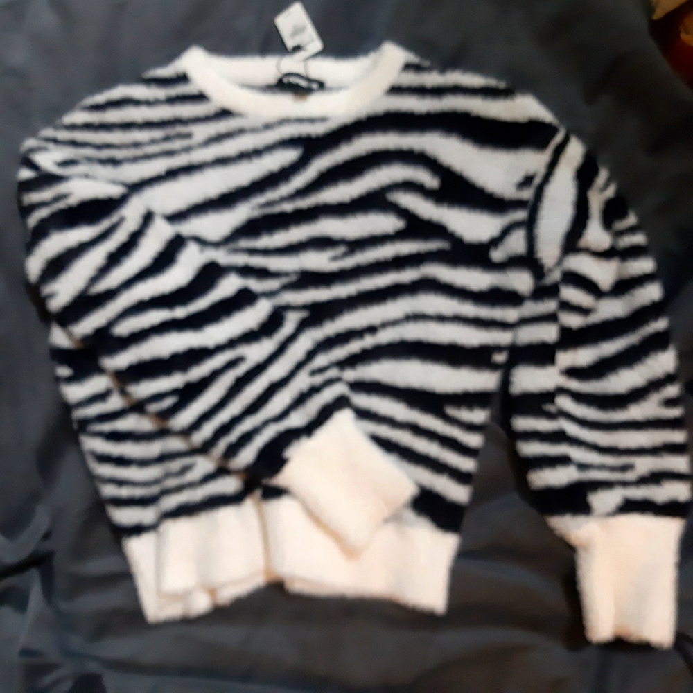FUZZY ZEBRA PULLOVER SWEATER SMALL ~ XS